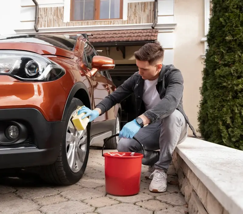 Lavage auto à domicile Bidarray : professionnel intervenant sur un véhicule